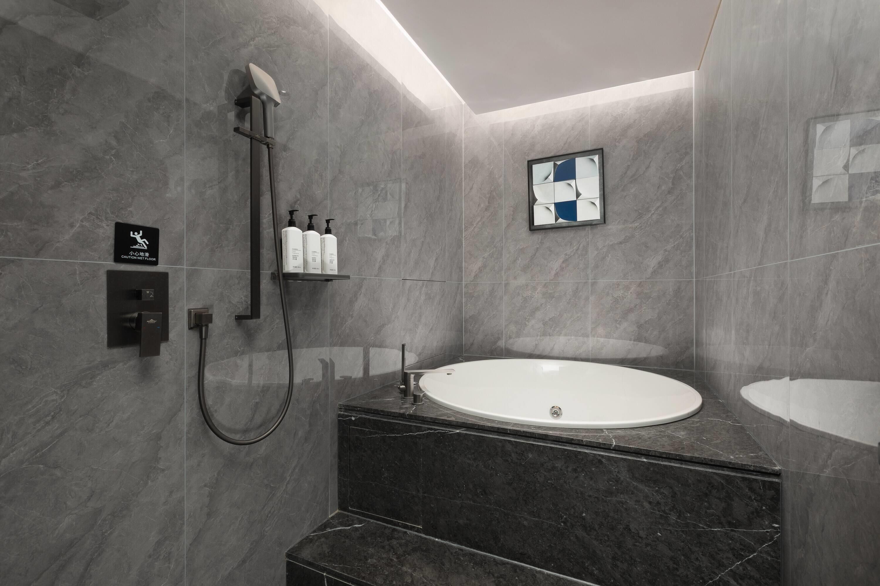 Phòng Suite Deluxe, 1 giường cỡ king, không hút thuốc | Phòng tắm | Áo choàng tắm, dép đi trong nhà 