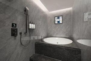 Suíte luxo, 1 cama King, para não fumantes | Banheiro | Roupões de banho, chinelos