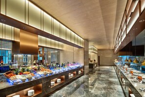 Ein reichhaltiges Buffet mit verschiedenen Speisen und einem modernen Innenraumdesign.