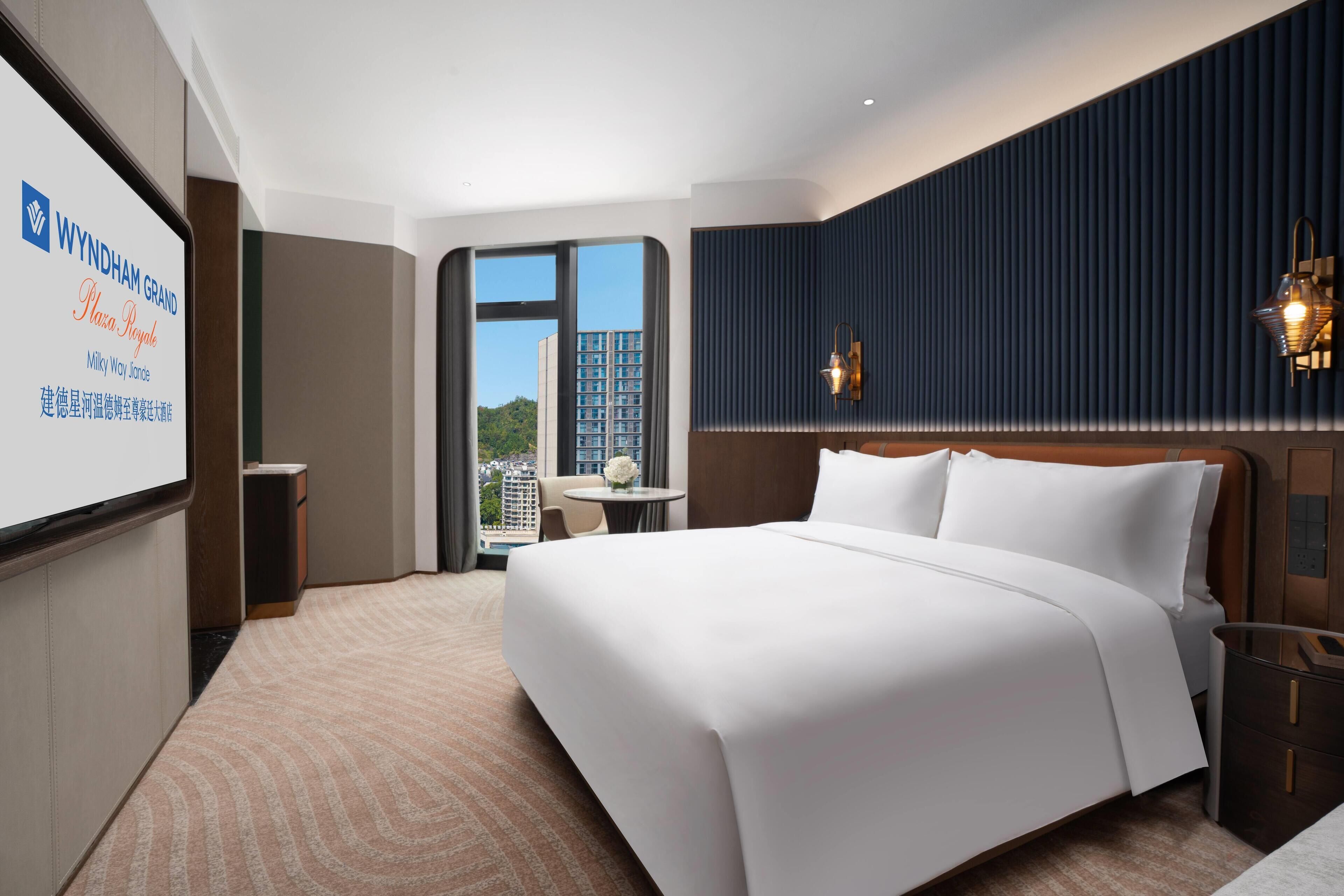 Executive Room, 1 King Bed, City View