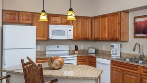 ثلاجة، ميكروويف، فرن، موقد طهي مسطح