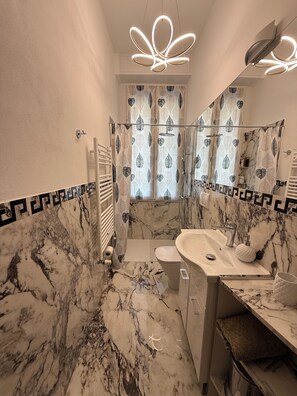 Dusche, Haartrockner, Handtücher, Seife