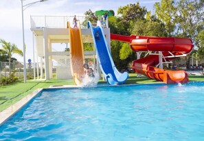 บ้านพัก, 1 ห้องนอน, พร้อมสิ่งอำนวยความสะดวกสำหรับผู้พิการ, สูบบุหรี่ได้ | สระว่ายน้ำ | สระว่ายน้ำกลางแจ้ง