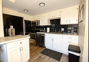 Kylskåp, mikrovågsugn, ugn och spishäll