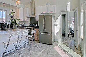 Refrigerador, microondas, tostadora y molino para café