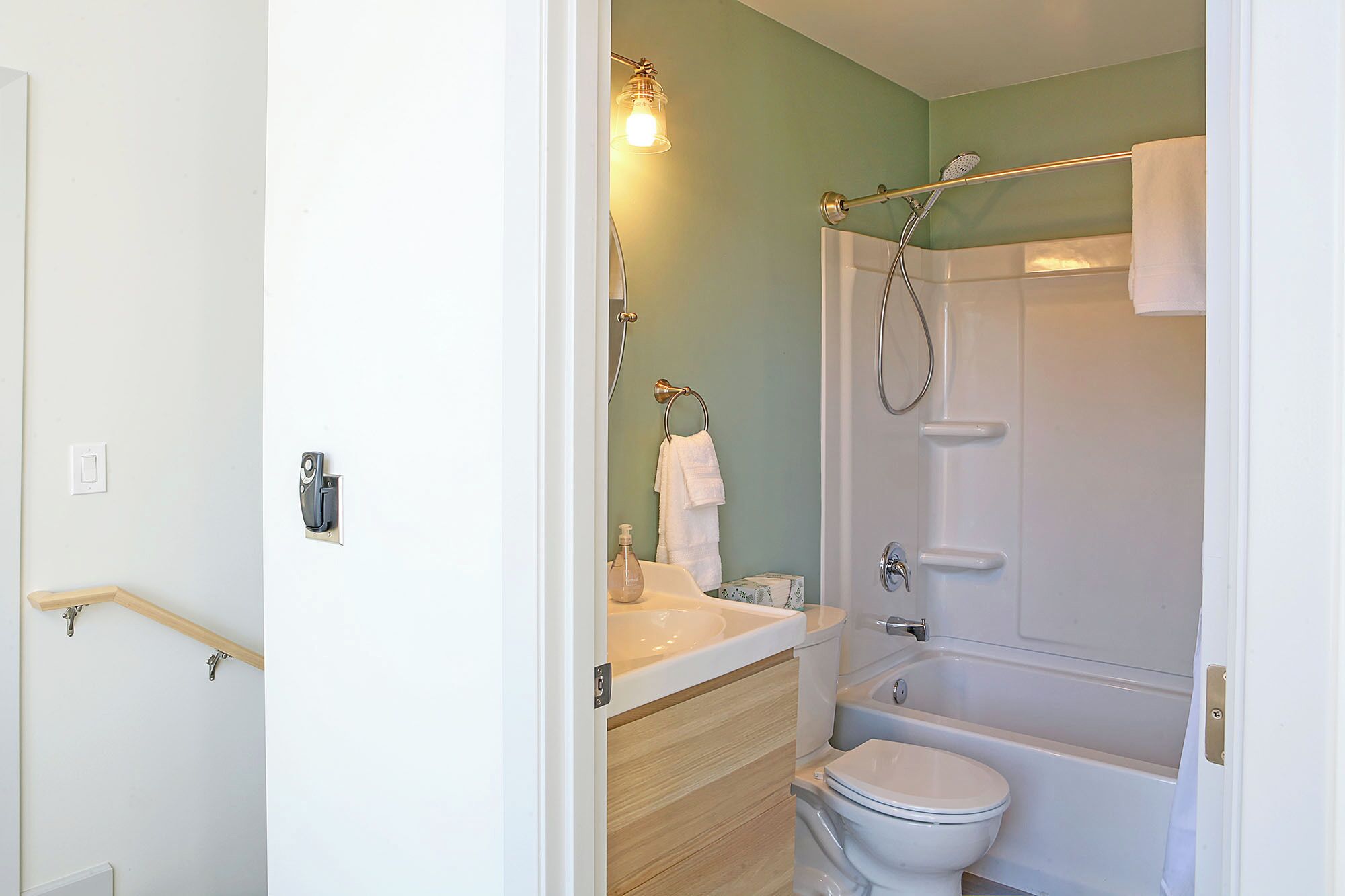 Un baño con inodoro, lavamanos y ducha.
