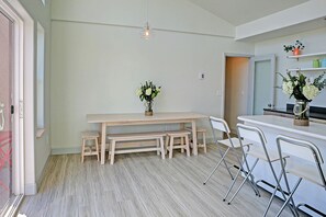 Refrigerador, microondas, tostadora y molino para café 