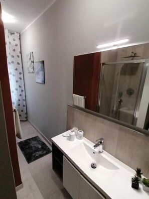 Deluxe-Doppel- oder -Zweibettzimmer | Badezimmer | Dusche