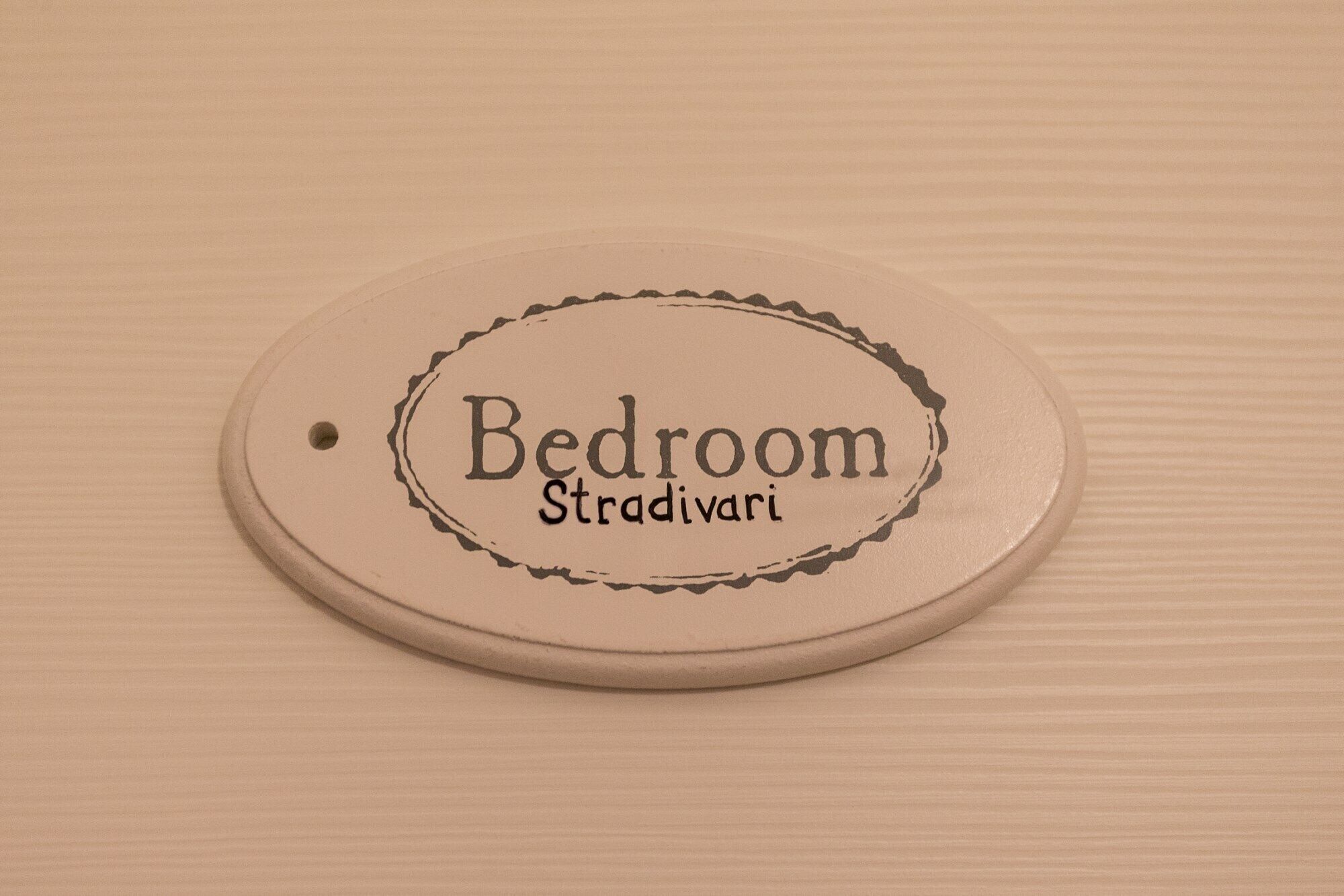 Ein runder Gegenstand mit dem Text „Bedroom Stradivari“.