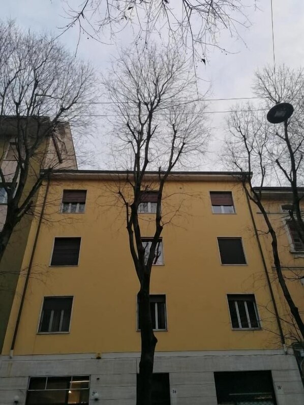 Vista frontal de la propiedad