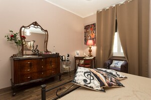 Cortinas opacas, tabla de planchar con plancha, wifi gratis