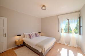 3 slaapkamers, een strijkplank/strijkijzer, beddengoed