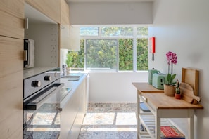 Réfrigérateur, four à micro-ondes, un four, surface de cuisson