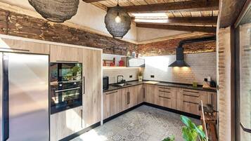 Een koelkast, een magnetron, een oven, een kookplaat