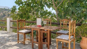 Outdoor dining - Cortijo Peña Blanca Los Guájares by Ruralidays (Granada)