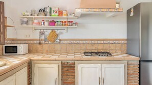 Fridge, microwave, stovetop, toaster - Cortijo Peña Blanca Los Guájares by Ruralidays (Granada)