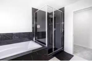 Dusche, Haartrockner, Handtücher, Seife