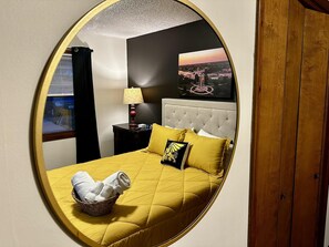 Escritorio, tabla de planchar con plancha, cuna de viaje y wifi gratis 