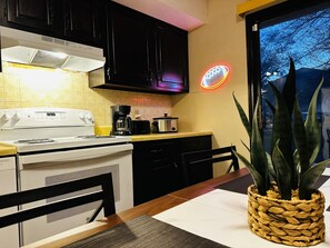 ثلاجة، ميكروويف، فرن، موقد طهي مسطح