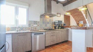 Réfrigérateur, micro-ondes, plaque de cuisson, lave-vaisselle