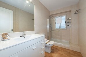 Douche, sèche-cheveux, serviettes fournies