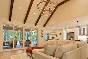 Een televisie, een open haard en een stereo