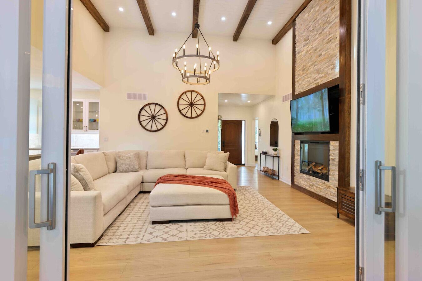 Fernseher, Kamin, Stereoanlage