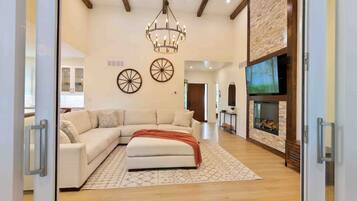 Fernseher, Kamin, Stereoanlage