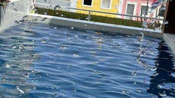 من حمّامات السباحة المغطاة