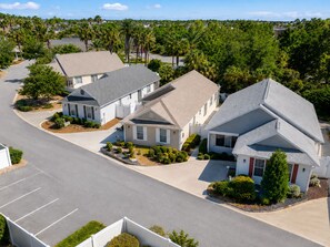 Zona residencial con casas, cielo despejado y aparcamiento.
