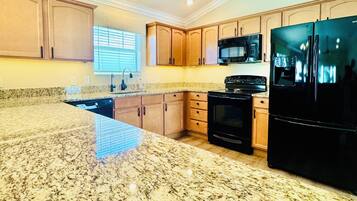 ثلاجة، ميكروويف، فرن، موقد طهي مسطح