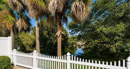 Sunshine Stay a Creekside Villa at Lake Sumter Landing with Nature & Water Views