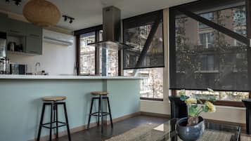 Apartamento superior, 2 quartos | Cozinha privada | Geladeira, micro-ondas, fogão, cooktop