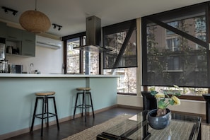 Departamento superior, 2 habitaciones | Cocina privada | Refrigerador, microondas, horno y parrilla de estufa