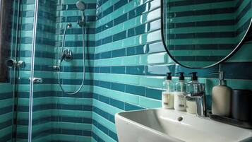 Appartement Standard | Salle de bain | Douche, sèche-cheveux, serviettes fournies, savon