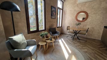 Studio | Living area | Flat-screen TV