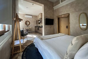 Στούντιο | Κλινοσκεπάσματα υψηλής ποιότητας, χώρος εργασίας για λάπτοπ 