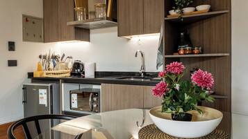 Superior Apartment Queen, Park View | Cocina privada | Refrigerador, microondas, horno y parrilla de estufa