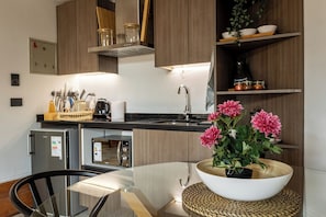 Superior appartement | Privékeuken | Een koelkast, een microgolfoven, een oven, een kookplaat