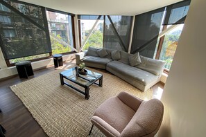 Superior Apart Daire, 2 Yatak Odası | Oturma alanı | Düz ekran televizyon 