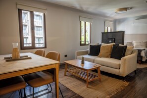 Superior Apartment Queen, Park View | Oturma alanı | Düz ekran televizyon 