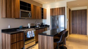 Wasserkocher mit Kaffee-/Teezubehör, Kühlschrank, Mikrowelle, Ofen