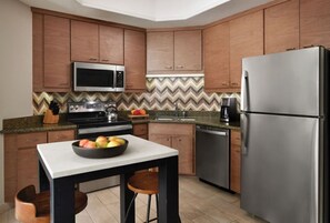 ثلاجة، ميكروويف، فرن، موقد طهي مسطح