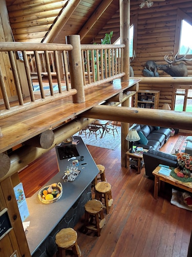 Peaceful Log home on 9 mountainview acres