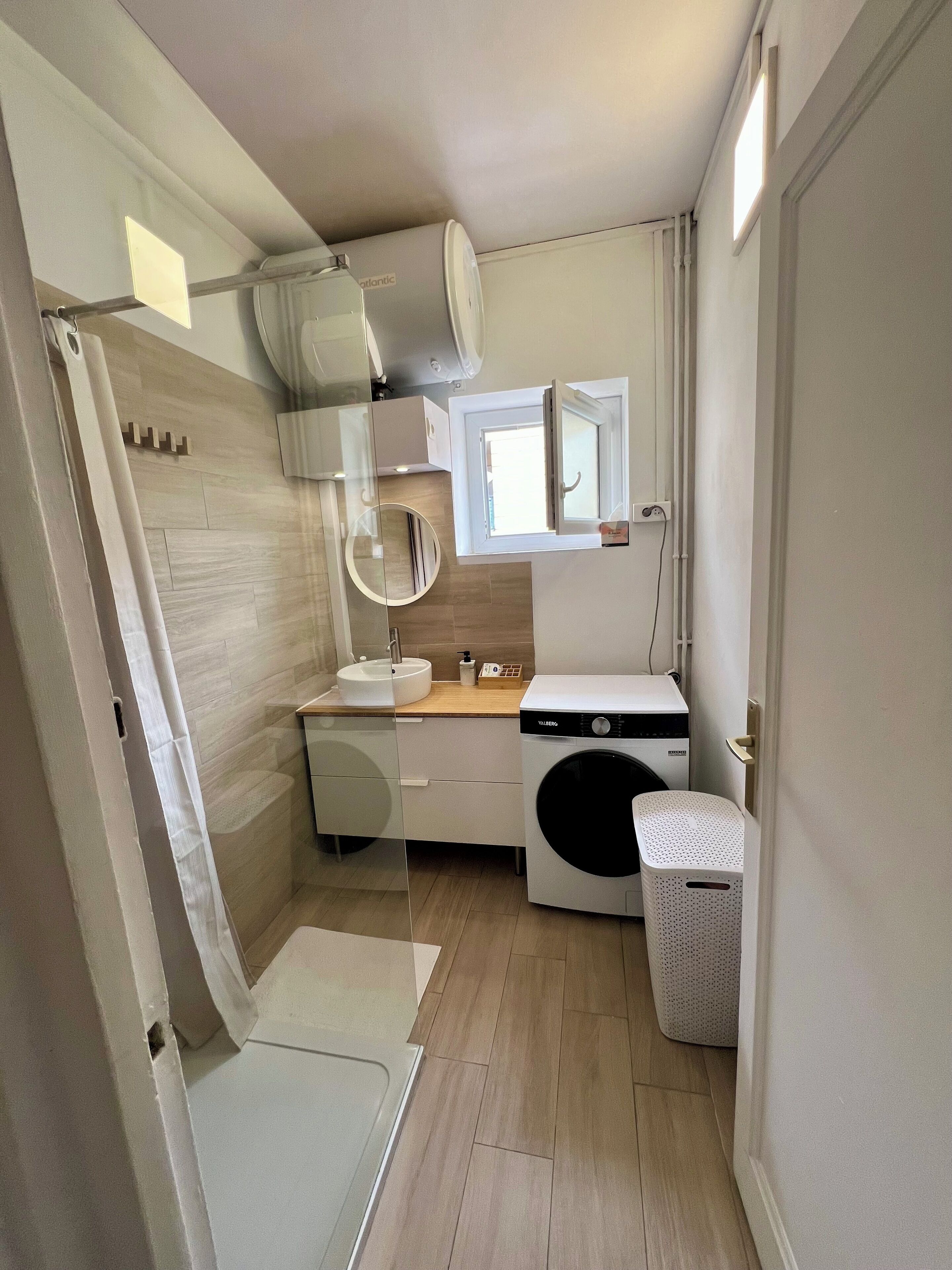 Sèche-cheveux, serviettes fournies, savon, papier toilette