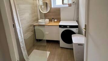 Sèche-cheveux, serviettes fournies, savon, papier toilette