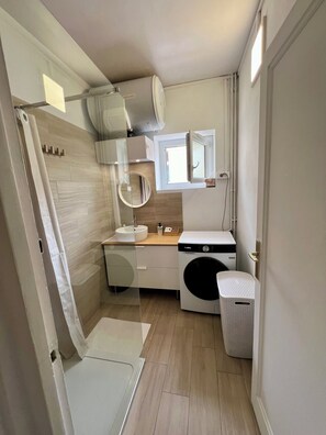 Hiustenkuivaaja, pyyhkeet, saippua, vessapaperi