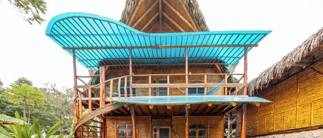 المنشأة من الخارج