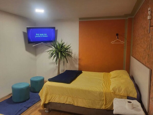 Habitación doble Confort, patio, vista al patio | Baño | Regadera, toallas, jabón, papel de baño 