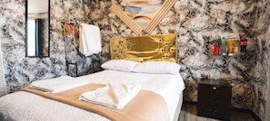 Comfort tweepersoonskamer, terras, uitzicht op de binnenplaats | Badkamer | Een douche, handdoeken, zeep, toiletpapier